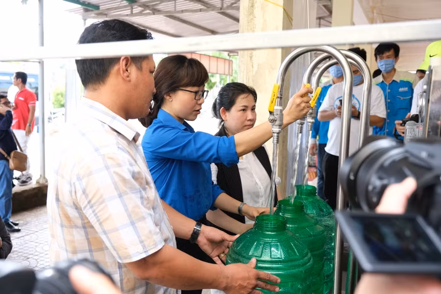 Trao nguồn nước ngọt cho bà con vùng hạn mặn ảnh 1
