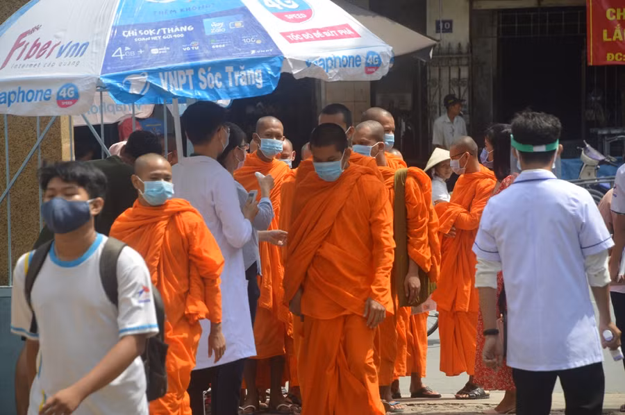 Điểm thi đặc biệt với nhiều bóng áo vàng tăng sinh ảnh 1