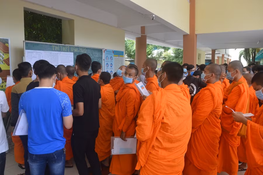 Điểm thi đặc biệt với nhiều bóng áo vàng tăng sinh ảnh 2