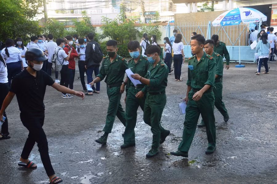Điểm thi đặc biệt với sắc màu áo cà sa và áo lính ảnh 8
