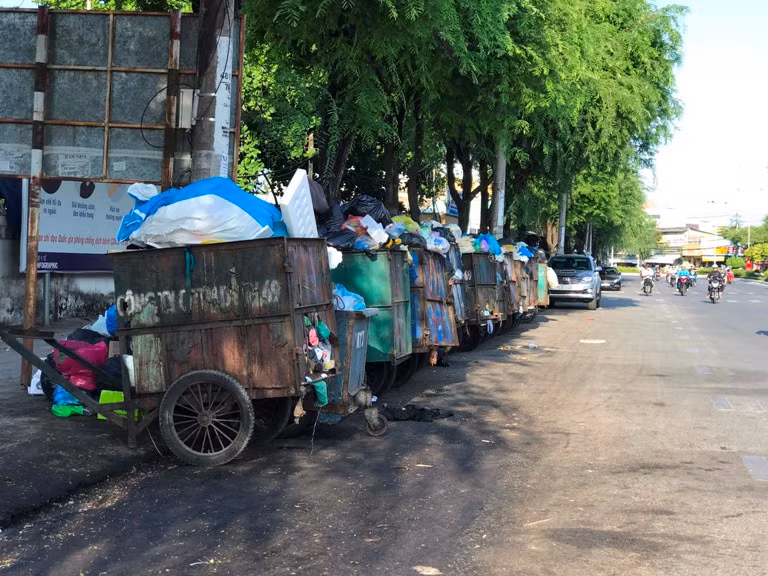 Tập kết rác gây ô nhiễm ngay cổng trường học, bệnh viện ở Cần Thơ ảnh 4