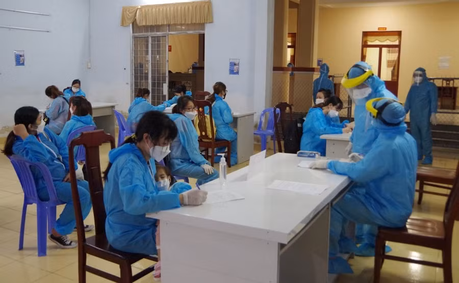 Sóc Trăng test nhanh sàng lọc SARS-CoV-2 cho hàng trăm người