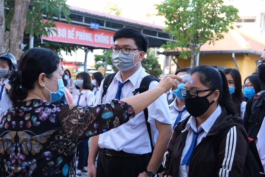 Học sinh Đồng bằng sông Cửu Long trở lại trường trong điều kiện phòng dịch nghiêm ngặt ảnh 1