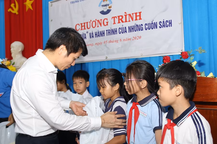 Chương trình “Một triệu ly sữa và hành trình những cuốn sách” đến với thiếu nhi Tiền Giang ảnh 2