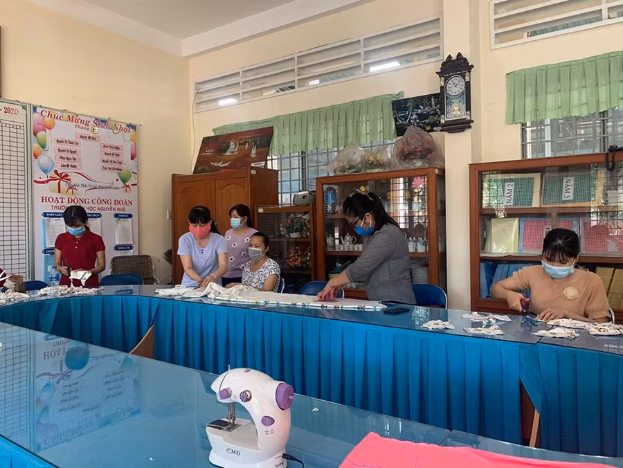 Giáo viên may khẩu trang tặng học sinh ngày trở lại trường ảnh 1