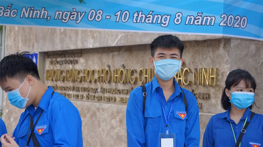 Bắc Ninh: Sĩ tử hân hoan nhận lời cổ vũ của thanh niên tình nguyện ảnh 1