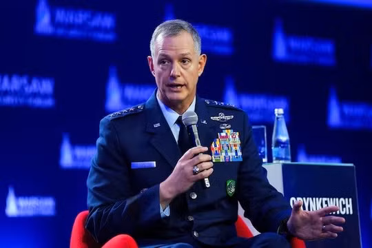 Tư lệnh tối cao của NATO tại châu Âu Alexus Grynkewich phát biểu trong Diễn đàn An ninh Warsaw ở thủ đô Ba Lan ngày 12/10/2026