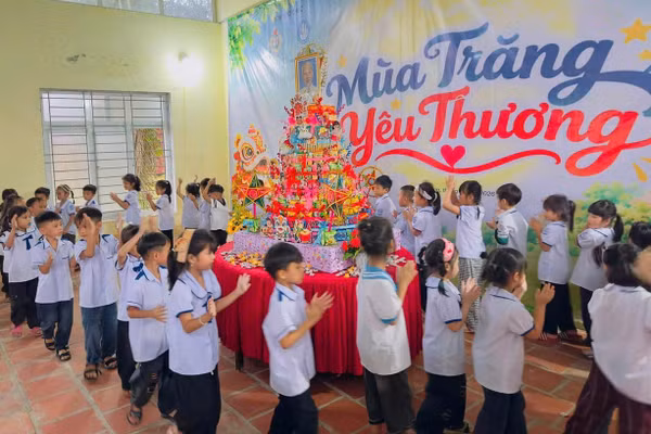 Niềm vui của trẻ em vùng biên Sơn Hồng trong đêm hội trăng rằm.