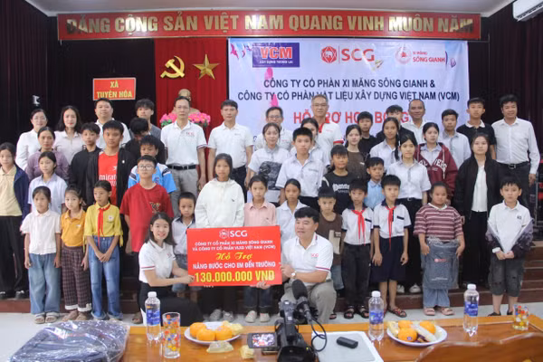 Xi măng Sông Gianh và VCM trao học bổng cho học sinh khó khăn tại Quảng Trị
