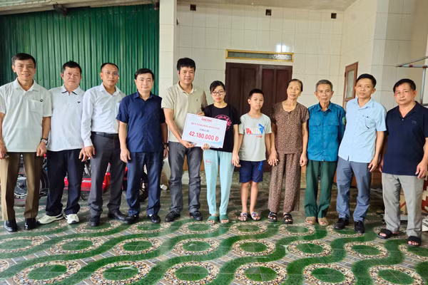 Cậu bé lớp 4 cầu xin sự sống cho mẹ nhận ủng hộ hơn 40 triệu đồng 
