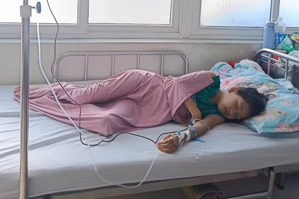Cô bé mồ côi cả cha lẫn mẹ đang phải chống chọi với bạo bệnh.