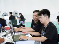 Các đội phân tích yêu cầu đề bài, xác định phương án và phân công nhiệm vụ trước khi triển khai giải pháp tại chung kết cuộc thi UAV SkyTrack Hackathon 2026.
