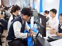 Tân sinh viên khóa 2026 Trường Đại học Thủ Dầu Một (TPHCM) làm thủ tục nhập học. Ảnh: TDMU.