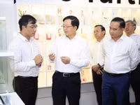 Phó Thủ tướng Hồ Quốc Dũng (thứ hai từ trái sang) cùng đoàn công tác thăm phòng thí nghiệm Tế bào gốc, Trường Đại học Khoa học Tự nhiên (Đại học Quốc gia TPHCM). Ảnh: VNUHCM.