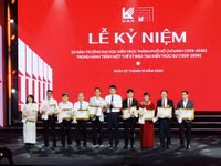 Các cá nhân là lãnh đạo, cán bộ, giảng viên Trường Đại học Kiến trúc TPHCM nhận bằng khen của Bộ Xây dựng tại buổi lễ. Ảnh: Mạnh Tùng.