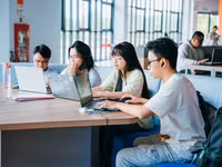 Sinh viên Trường Đại học Kinh tế - Luật (Đại học Quốc gia TPHCM) học tập tại thư viện của nhà trường. Ảnh: NTCC.