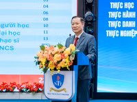 Ông Nguyễn Tiến Thảo trình bày báo cáo kết quả năm học 2025-2026 và triển khai các nhiệm vụ trọng tâm năm học 2026-2027 của khối giáo dục đại học. Ảnh: M.Tùng.