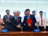 Phó Chủ tịch UBND TPHCM Trần Văn Bảy cùng Hiệu trưởng Trường Đại học Luật TPHCM Lê Trường Sơn ký kết kế hoạch phối hợp. Ảnh: NTCC.