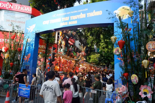 Tấp nập 'Chợ Trung thu truyền thống 2026' ở phố Hàng Mã