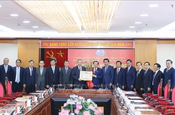Tổng Bí thư dự Lễ trao Huy hiệu Đảng cho các đồng chí lãnh đạo Ban Nội chính Trung ương