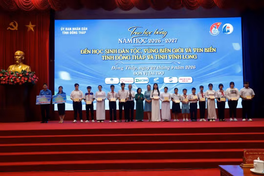 Đại biểu trao học bổng cho học sinh tại chương trình.