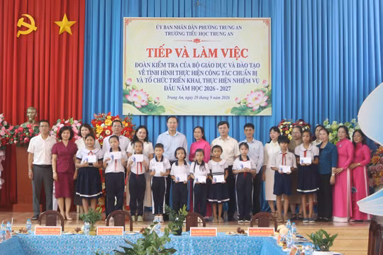 Thứ trưởng Bộ GD&ĐT Đoàn Trung Kiên trao học bổng cho học sinh Trường Tiểu học Trung An.