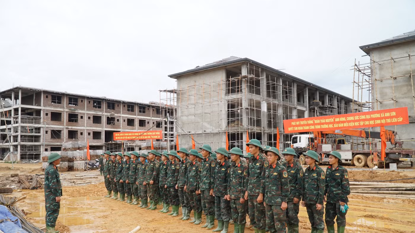 Cán bộ, chiến sĩ Trung đoàn 335, Sư đoàn 324 (Quân khu 4) tăng cường xây dựng Trường nội trú liên cấp Tiểu học và THCS Anh Sơn (Nghệ An). Ảnh: Hồ Lài