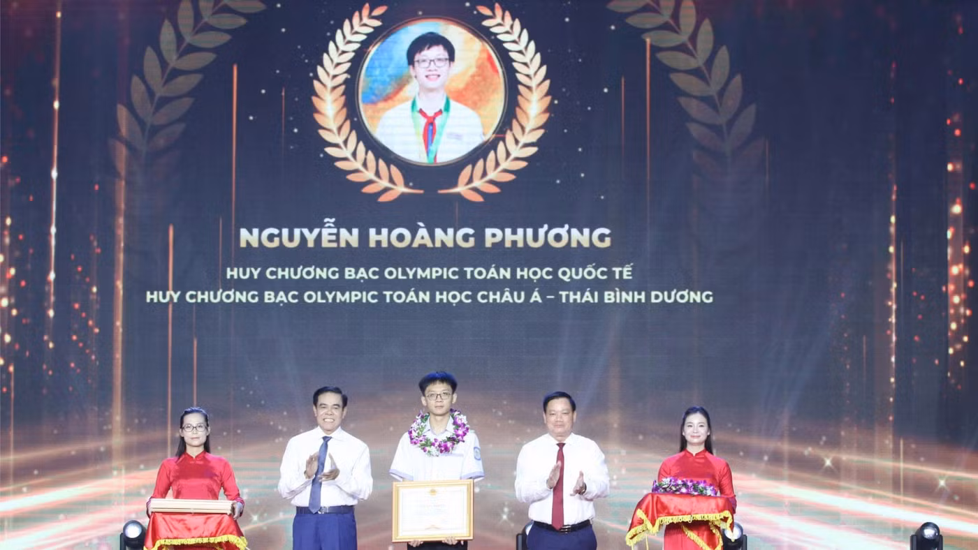 Lãnh đạo tỉnh Nghệ An trao Bằng khen cho em Nguyễn Hoàng Phương (Trường THPT chuyên Phan Bội Châu) giành 2 HCB Olympic Toán học quốc tế, khu vực.