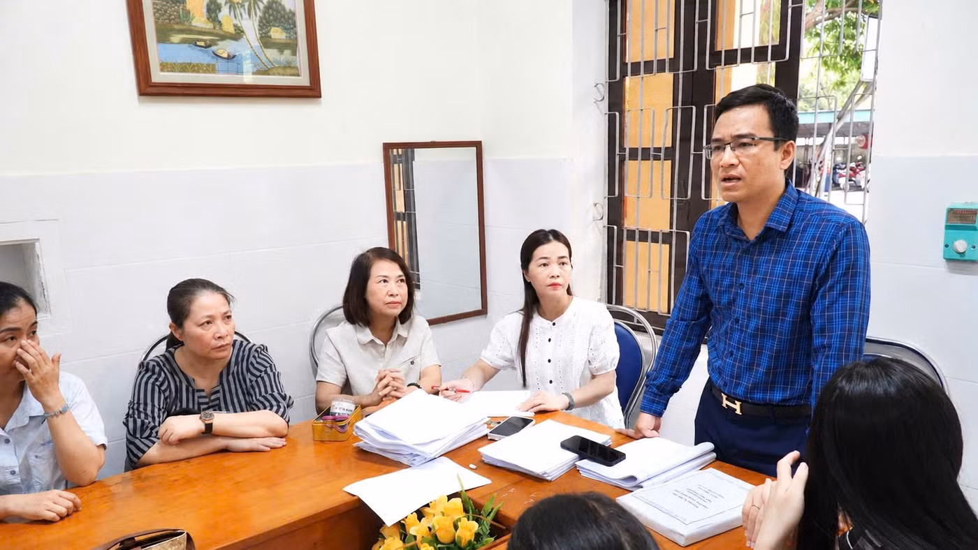 Ban giám hiệu Trường THCS Bến Thủy (Trường Vinh, Nghệ An) họp chỉ đạo chuyên môn tới giáo viên. Ảnh: Hồ Lài
