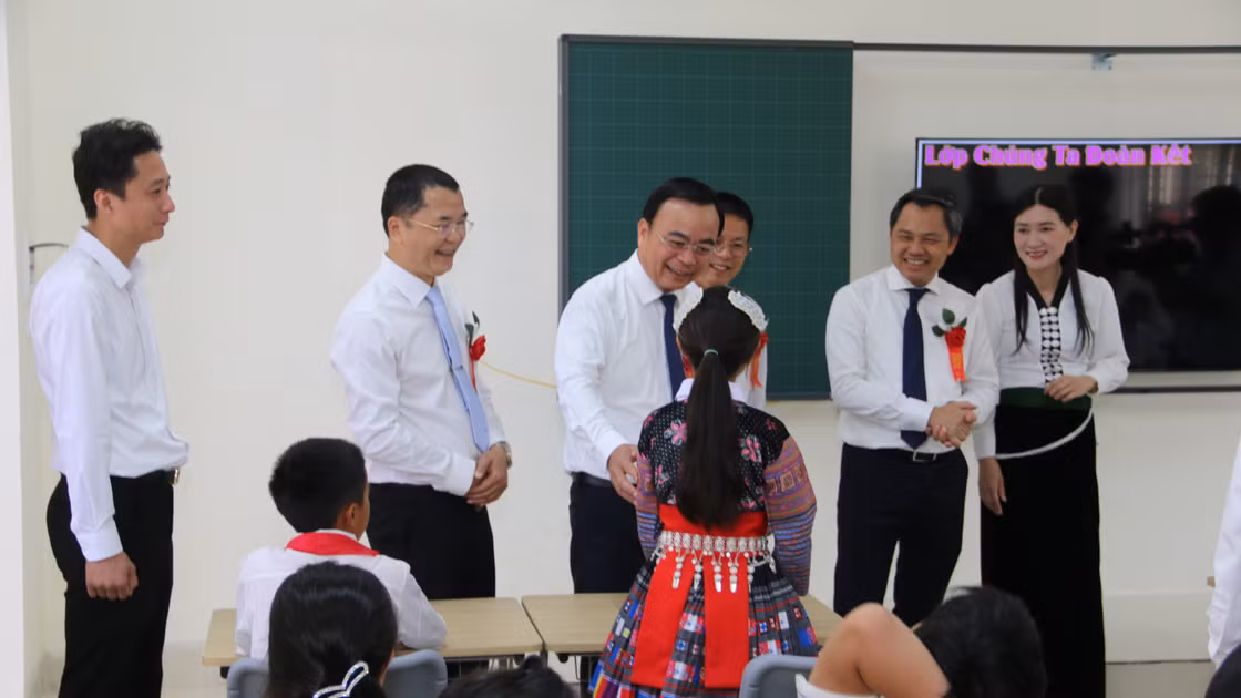 Lãnh đạo tỉnh Sơn La thăm lớp học mới tại Trường Phổ thông nội trú Tiểu học và THCS xã Yên Sơn.
