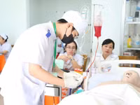 Sinh viên ngành Điều dưỡng năm nhất Trường Cao đẳng Viễn Đông thực hành kỹ năng chăm sóc người bệnh.