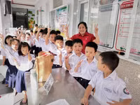 Giáo viên chủ nhiệm và học sinh lớp 1 Trường Tiểu học Hồ Văn Huê trong ngày khám sức khỏe. 