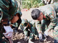 Lực lượng quy tập hài cốt liệt sĩ tại Công viên Lê Thị Riêng. 