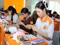 Sinh viên ngành Chăm sóc sắc đẹp Trường Cao đẳng Viễn Đông thực hành bộ môn Nail.