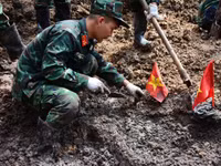 Lực lượng quy tập hài cốt liệt sĩ tại Công viên Lê Thị Riêng. 