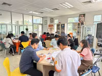Sinh viên làm thủ tục nhập học tại Trường Cao đẳng Viễn Đông (TPHCM).