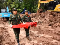 Tiếp tục quy tập hài cốt liệt sĩ tại Công viên Lê Thị Riêng. 