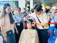 Chương trình trao tặng tóc giả cho bệnh nhân ung thư. 