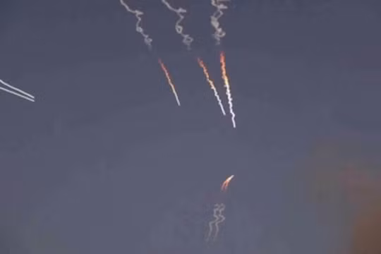 Iran phóng tên lửa đạn đạo về phía các căn cứ Mỹ ở Bahrain, ngày 8/9/2026.