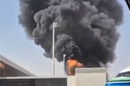 Khói đen bốc cao sau cuộc tấn công của Houthi nhằm vào sân bay quốc tế King Khalid ở Riyadh, Saudi Arabia, ngày 10/10/2026.