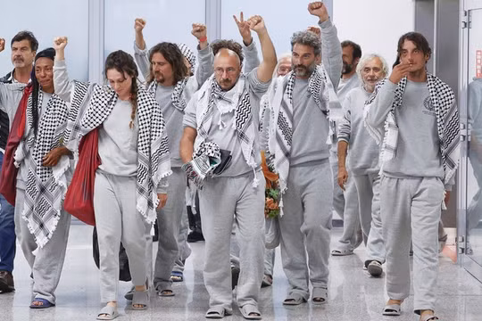 Các nhà hoạt động của Đoàn tàu Sumud toàn cầu, mặc đồng phục tù nhân Israel, khi họ đến Rome, Ý. 