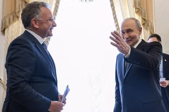 Tổng thống Nga Vladimir Putin (phải) chào đón đặc phái viên Steve Witkoff tại Cung điện Constantine, ngoại ô St. Petersburg, ngày 21/10/2026.