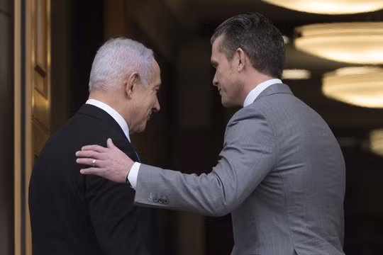 Bộ trưởng Chiến tranh Mỹ Pete Hegseth (phải) và Thủ tướng Israel Benjamin Netanyahu.
