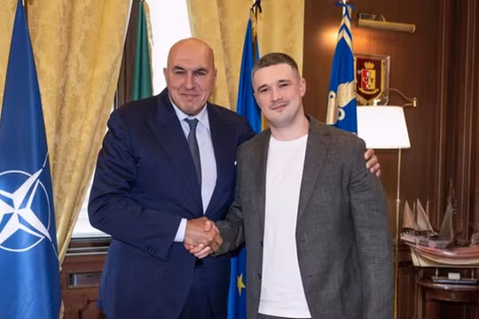 Cựu Bộ trưởng Quốc phòng Ukraine Mykhailo Fedorov (phải) và Bộ trưởng Quốc phòng Ý Guido Crosetto.