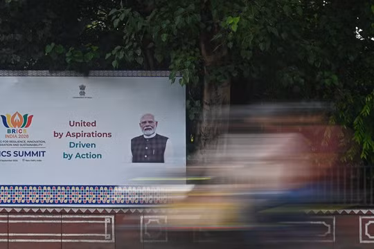 Một bảng quảng cáo có hình Thủ tướng Ấn Độ Narendra Modi tại New Delhi, trước thềm Hội nghị thượng đỉnh BRICS lần thứ 18.