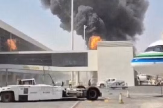 Sân bay Quốc tế King Khalid ở Riyadh, Saudi Arabia, bị tấn công tên lửa, ngày 8/10/2026.