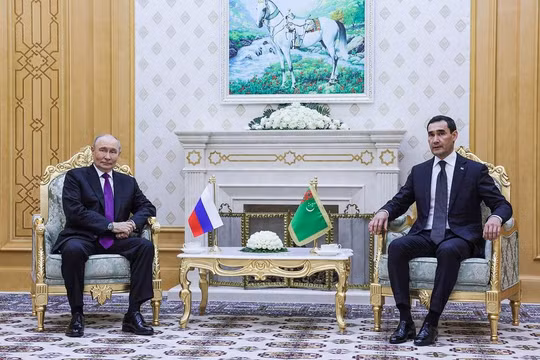 Tổng thống Nga Vladimir Putin (trái) và Tổng thống Turkmenistan Serdar Berdimuhamedov.