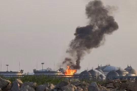 Khói đen bốc cao sau cuộc tấn công tên lửa của Houthi nhằm vào cơ sở dầu mỏ của Saudi Arabia, ngày 25/10/2026.