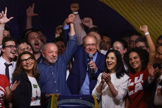 Ông Luiz Inacio Lula da Silva ăn mừng cùng những người ủng hộ sau khi tái đắc cử Tổng thống Brazil, ngày 25/10/2026.