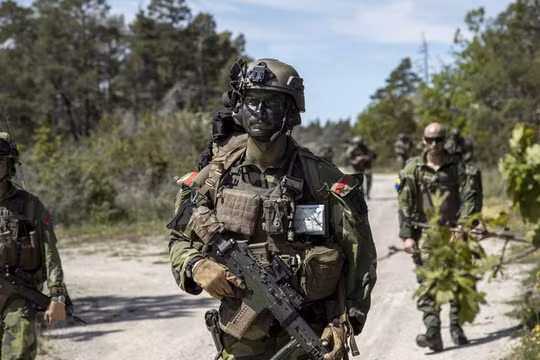 Binh sĩ Thụy Điển hành quân trên con đường đất trong một cuộc tập trận ở Gotland.